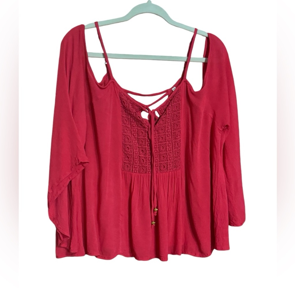 True Destiny ❤️ Cold Shoulder Top Sz L
